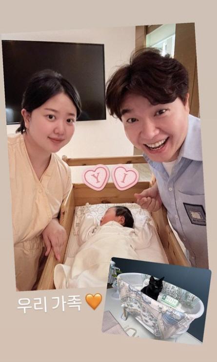 Park Soo-hong took her first family photo with her daughter in Bungeoppang..a smile of the world