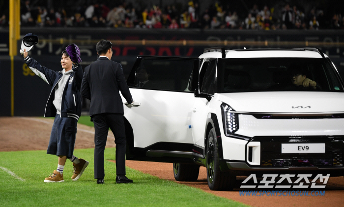  BTS j-hope 'Hometown Gwangju first pitch'