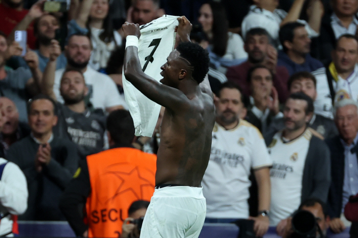 Vinicius Crazy Hat-Trick Turned Down 0-2 In The First Half Of 'Ballon d'Or', 10 Points Of 'Perfect' Against Dortmund