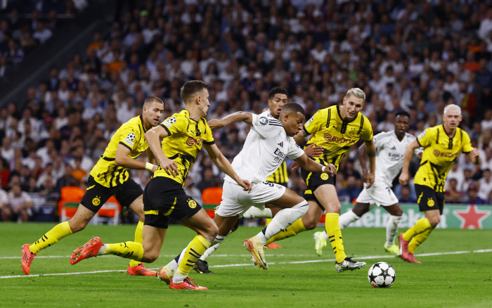 Vinicius Crazy Hat-Trick Turned Down 0-2 In The First Half Of 'Ballon d'Or', 10 Points Of 'Perfect' Against Dortmund