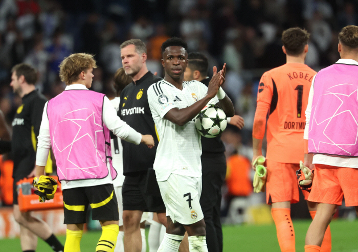 Vinicius Crazy Hat-Trick Turned Down 0-2 In The First Half Of 'Ballon d'Or', 10 Points Of 'Perfect' Against Dortmund