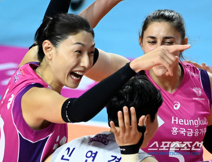 Are you 36 years old? 'The queen class is eternal.' Both teams scored the most 17 points and had a 6% success rate. 2124 → 2624 reverse electrode. Heungkuk Life Insurance won 3-0 and won 2 consecutive games (Incheon Review)