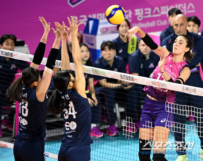 Are you 36 years old? 'The queen class is eternal.' Both teams scored the most 17 points and had a 6% success rate. 2124 → 2624 reverse electrode. Heungkuk Life Insurance won 3-0 and won 2 consecutive games (Incheon Review)