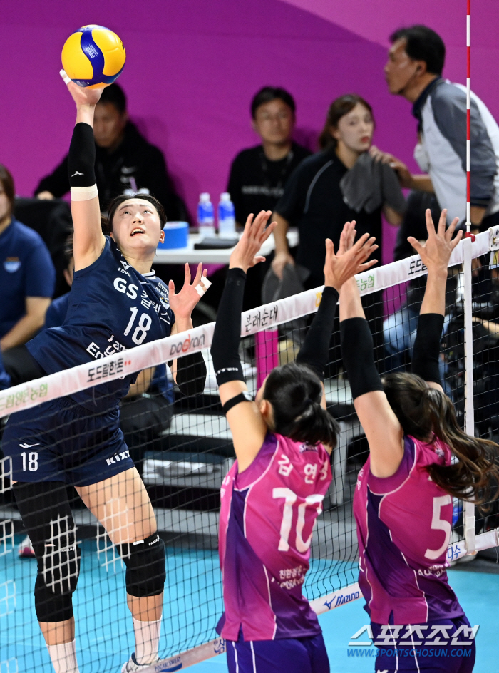 Are you 36 years old? 'The queen class is eternal.' Both teams scored the most 17 points and had a 6% success rate. 2124 → 2624 reverse electrode. Heungkuk Life Insurance won 3-0 and won 2 consecutive games (Incheon Review)