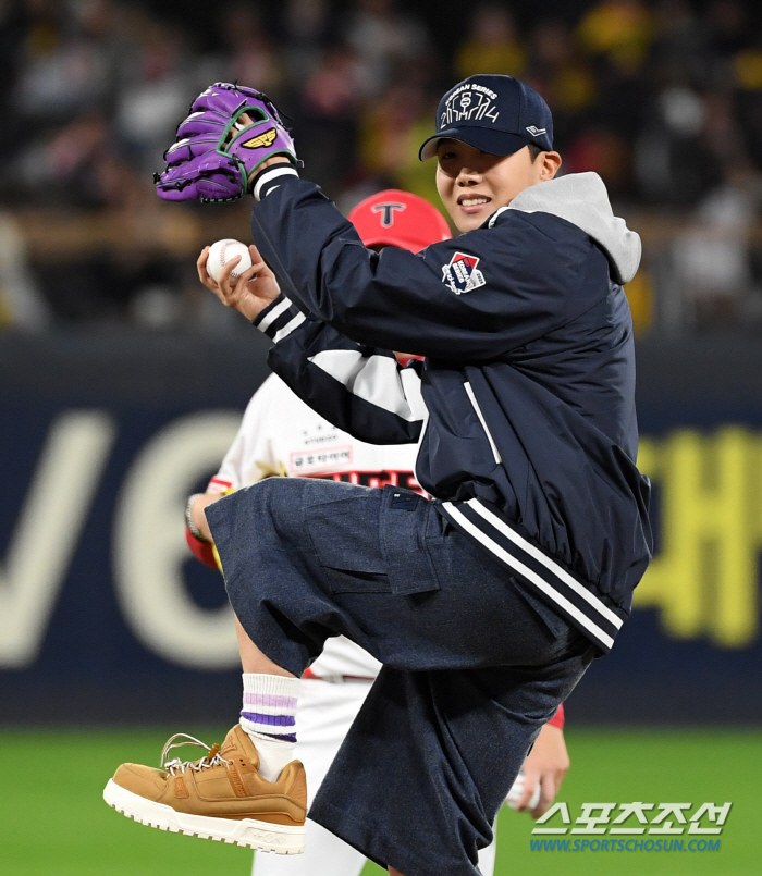  BTS J-Hope wears purple gloves and throws the second KS game'Winning'Son of Gwangju'