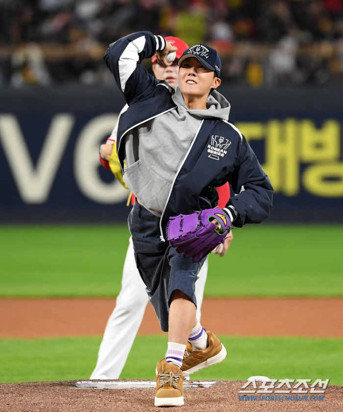  BTS J-Hope wears purple gloves and throws the second KS game'Winning'Son of Gwangju'