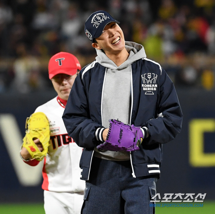  BTS J-Hope wears purple gloves and throws the second KS game'Winning'Son of Gwangju'