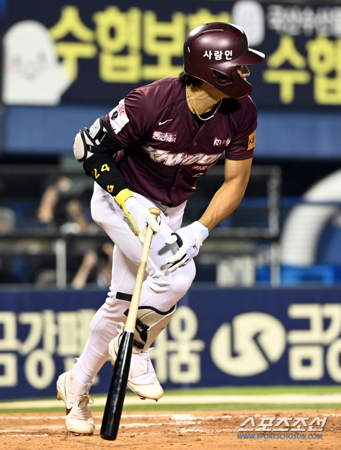 'Confused Koo Ja-wook' First Training Run 'Ryu Joong Il-ho'Song Sung-moon, Premier 12 captain, has been selected