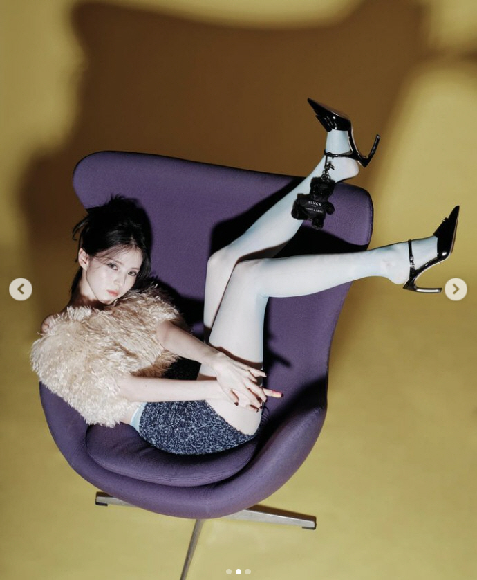 Han Sohee, you can see the inside of her skirt..Unexpected pose with your legs up