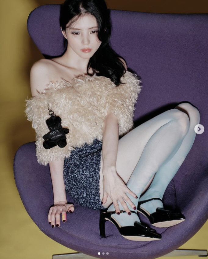 Han Sohee, you can see the inside of her skirt..Unexpected pose with your legs up