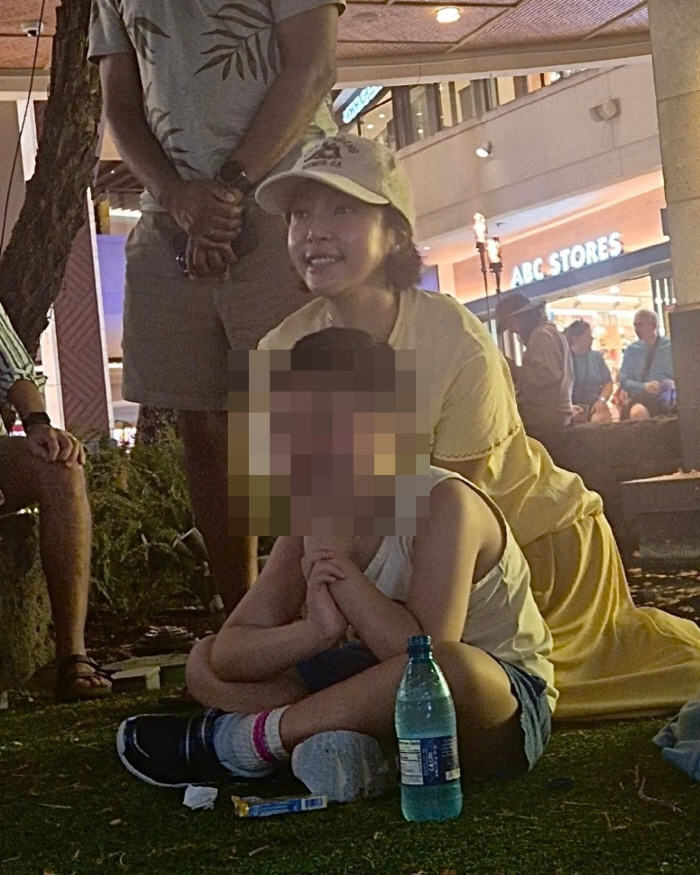 Hwang Jung-eum, the first trip with her son..Show off your charm