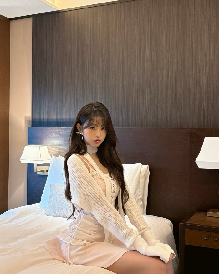 Jang Won Young, a cute pose on the bed..A real model of a Barbie doll?