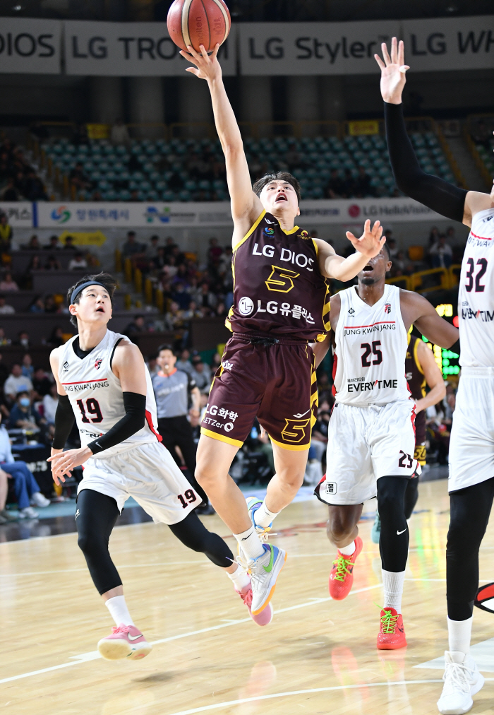  There was no gap between Doo Kyungmin! Yang Joon-seok scored 22 points. LG defeated the 82-75 Jeonggwanjang for the third consecutive victory. It comes from LG's strength, Yang Joon-seok, Yoo Ki-sang, and Jeong In-deok.