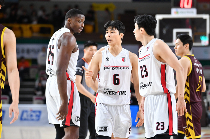  There was no gap between Doo Kyungmin! Yang Joon-seok scored 22 points. LG defeated the 82-75 Jeonggwanjang for the third consecutive victory. It comes from LG's strength, Yang Joon-seok, Yoo Ki-sang, and Jeong In-deok.