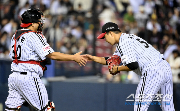 Veteran catcher Huh Do-hwan leaves LG. FA compensation Yun Ho-sol is also excluded. 