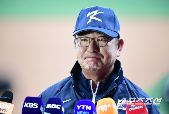 'Will you let me go when it hurts?' It is not easy for Son Joo-young and Koo Ja-wook. Ryu Joong-il starts training for the Premier 12 national team amid coach Ryu Joong-il's concerns (on the site of Gocheok)