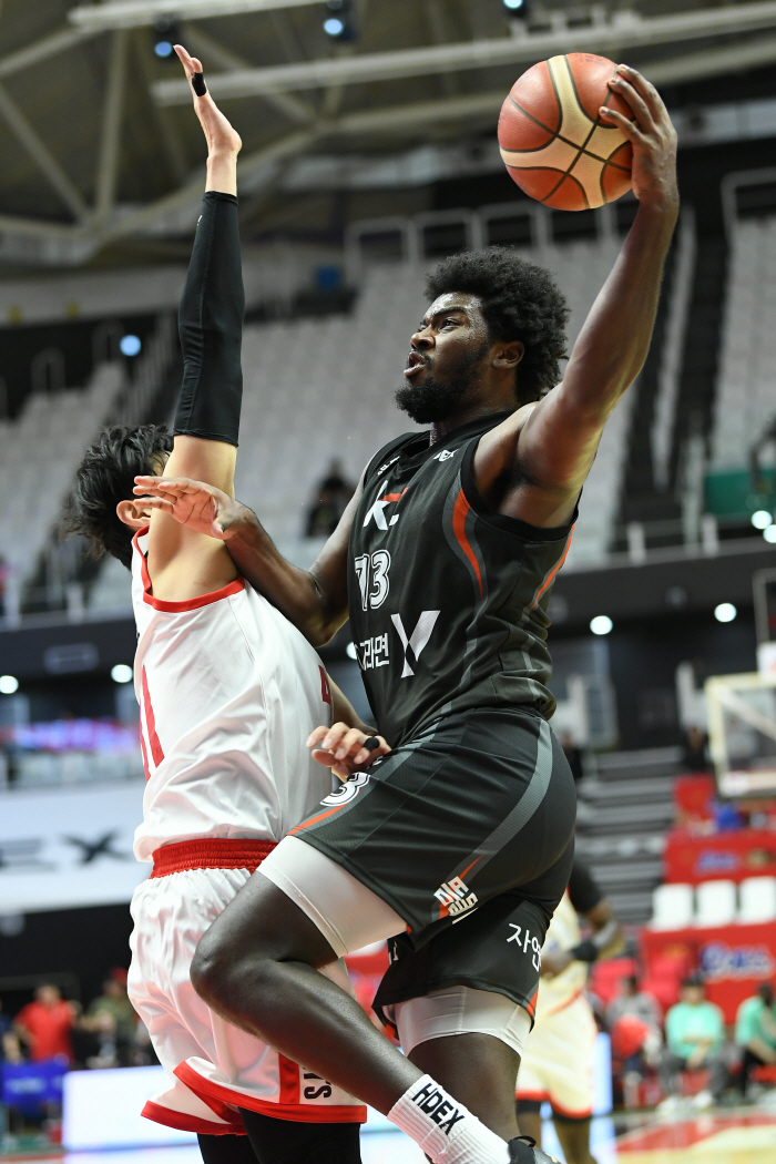 Park Joon-young scored 29 points for Double Double Double & Hammons, and won by 2 points against SK in KT 'Communication Daejeon'