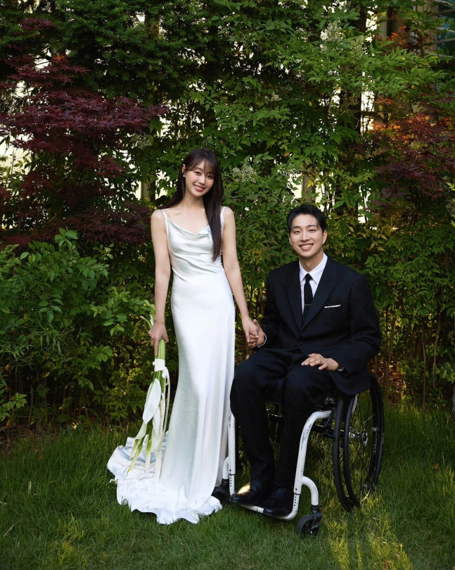  Park Wi-Song Ji-eun, who deleted her younger brother's congratulatory remark, lives a solid honeymoon despite controversy