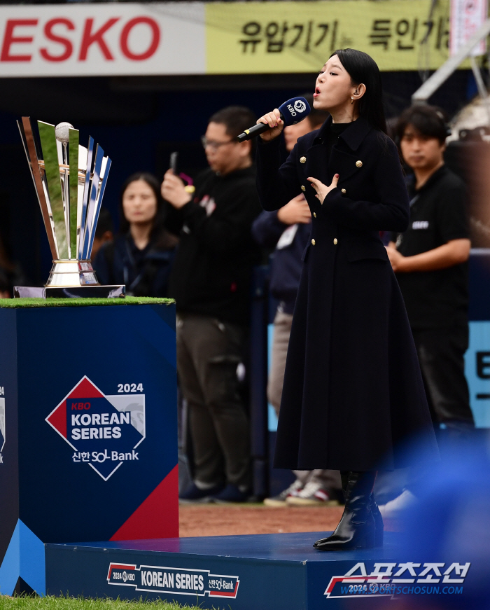  Singer Lisa sings the national anthem of KS Game 4