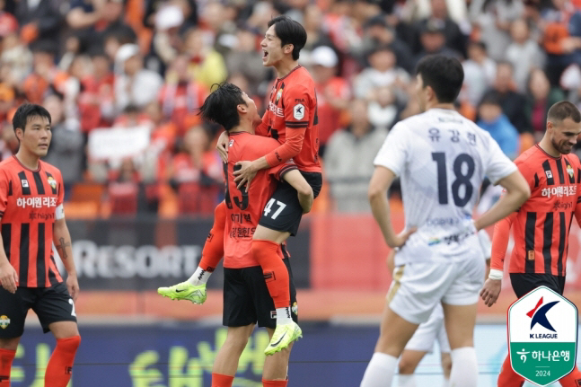 'Yang Min-hyuk's Wonder Goal' Gangwon wins 1-0 over Gimcheon'3 consecutive wins'...1 point difference from Ulsan'First win'