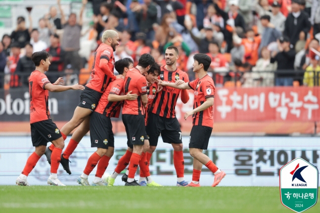 'Yang Min-hyuk's Wonder Goal' Gangwon wins 1-0 over Gimcheon'3 consecutive wins'...1 point difference from Ulsan'First win'