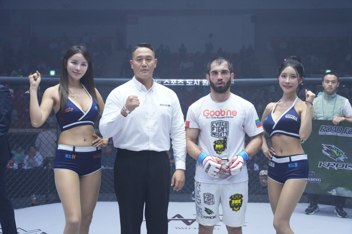 AB Hair Park Sung-min Awards Trophy to Win Magomedov 