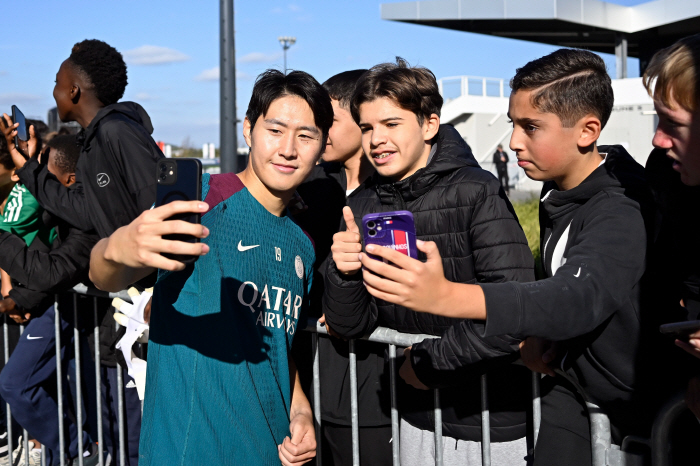 'Chinese' Lee Kang-in Shocked, Racist by Unconventional PSG Fans...Son Heung-min, Hwang Hee-chan, and Lee Kang-in