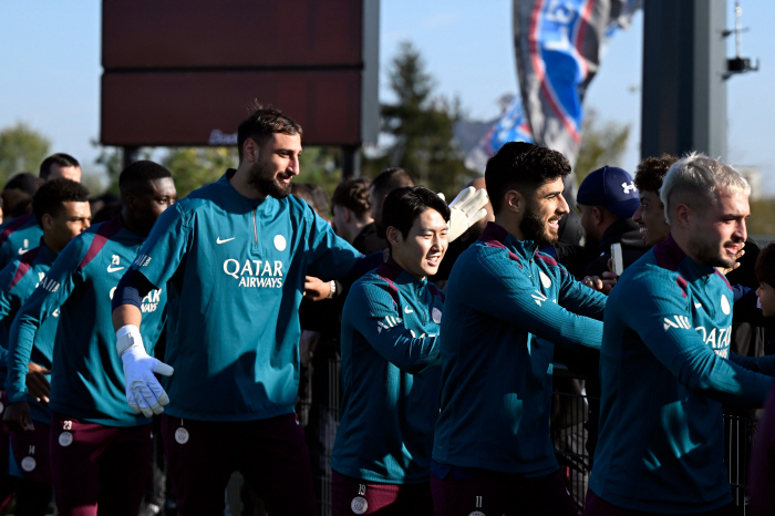 'Chinese' Lee Kang-in Shocked, Racist by Unconventional PSG Fans...Son Heung-min, Hwang Hee-chan, and Lee Kang-in