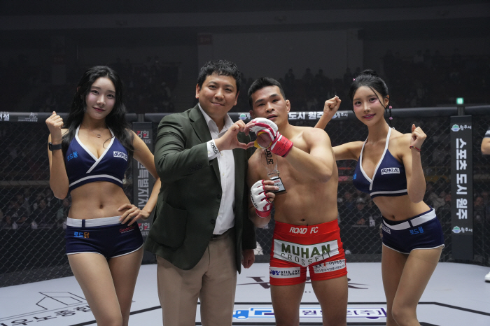 Fighter100 CEO Oh In-taek presents trophy to Lee Shin-woo who won 