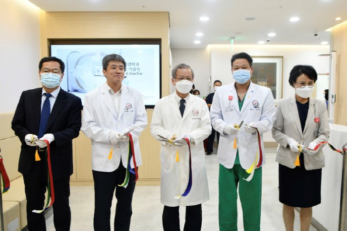 Hallym University Chuncheon Sacred Heart Hospital introduces two state-of-the-art radiation cancer treatment devices to increase treatment accuracy and minimize side effects