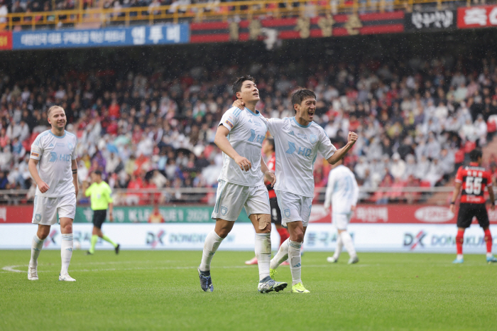 'Jo Min-gyu's atonement goal → Lee Kyu-baek's exit' Ulsan leads Pohang 2-0 complete victory → Winning magic number, now '1'