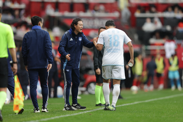 'Jo Min-gyu's atonement goal → Lee Kyu-baek's exit' Ulsan leads Pohang 2-0 complete victory → Winning magic number, now '1'