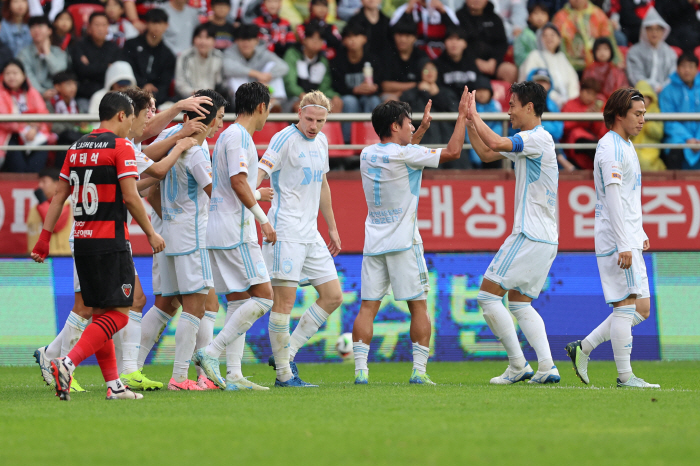 'Jo Min-gyu's atonement goal → Lee Kyu-baek's exit' Ulsan leads Pohang 2-0 complete victory → Winning magic number, now '1'