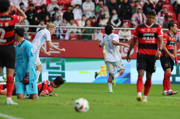 'Jo Min-gyu's atonement goal → Lee Kyu-baek's exit' Ulsan leads Pohang 2-0 complete victory → Winning magic number, now '1'