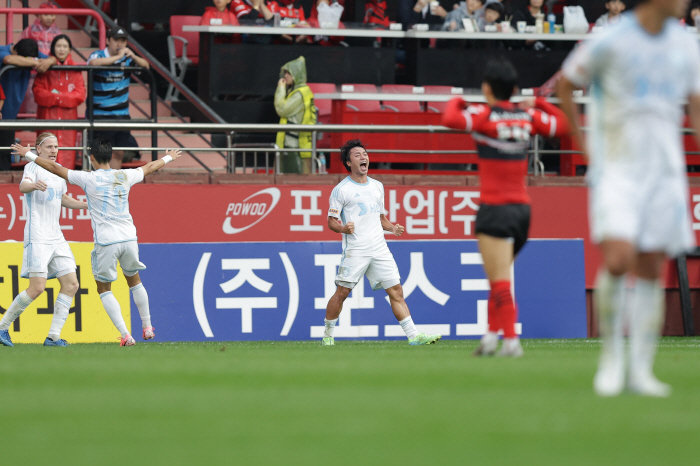 'Jo Min-gyu's atonement goal → Lee Kyu-baek's exit' Ulsan leads Pohang 2-0 complete victory → Winning magic number, now '1'