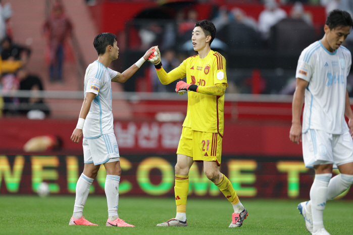 'Jo Min-gyu's atonement goal → Lee Kyu-baek's exit' Ulsan leads Pohang 2-0 complete victory → Winning magic number, now '1'