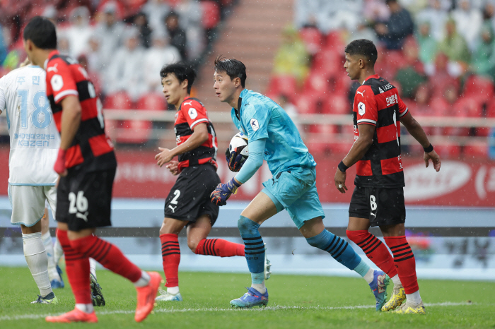 'Jo Min-gyu's atonement goal → Lee Kyu-baek's exit' Ulsan leads Pohang 2-0 complete victory → Winning magic number, now '1'