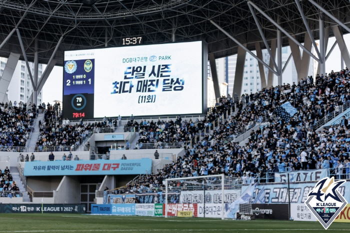 The K-League, which is enjoying popularity, surpassed 3 million spectators for two consecutive seasons with the help of 'Lingard  Suwon Effect'