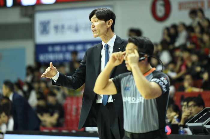  'In the beginning, 3 consecutive losses' Dong Byung-ryeon, the head coach of DB-KCC, is sad