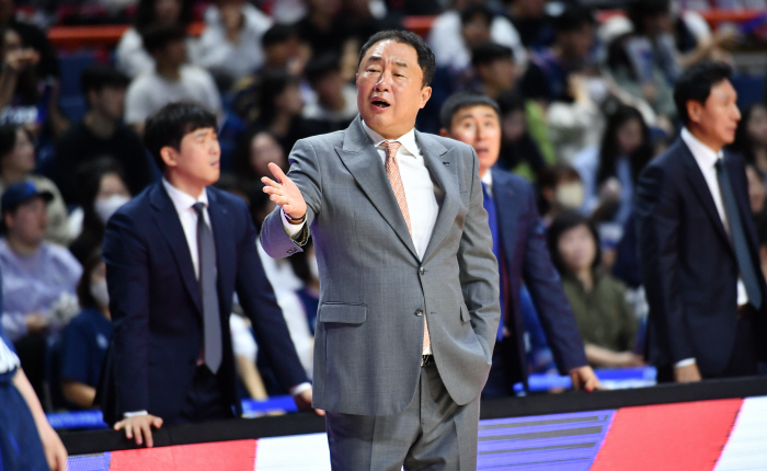  'In the beginning, 3 consecutive losses' Dong Byung-ryeon, the head coach of DB-KCC, is sad