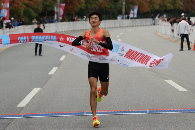 Kim Hong-rok-Jung Dae-eun Wins Chuncheon Marathon Men's and Women's Championship