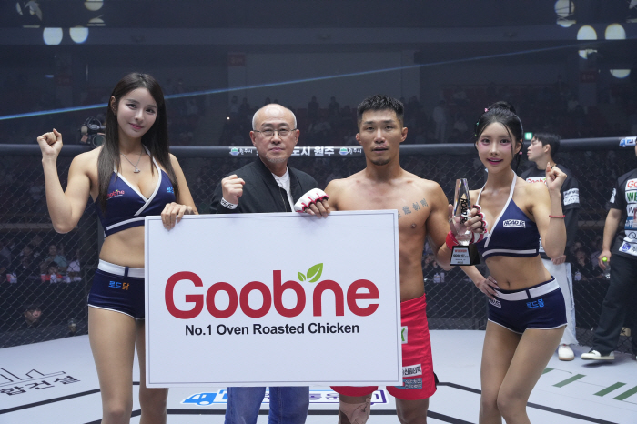 Kim Young-chul, CEO of Goobne Chicken China, awards trophy to Park Hyung-geun, who won (Road FC)