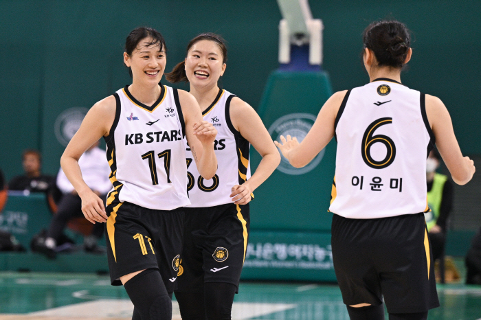  Rebellion of KB, the opening game! Hana Bank 64-56 rout. Heo Ye-eun  Kang Yi-seul, KB's Core, Hana Bank's powerful double post was crushed