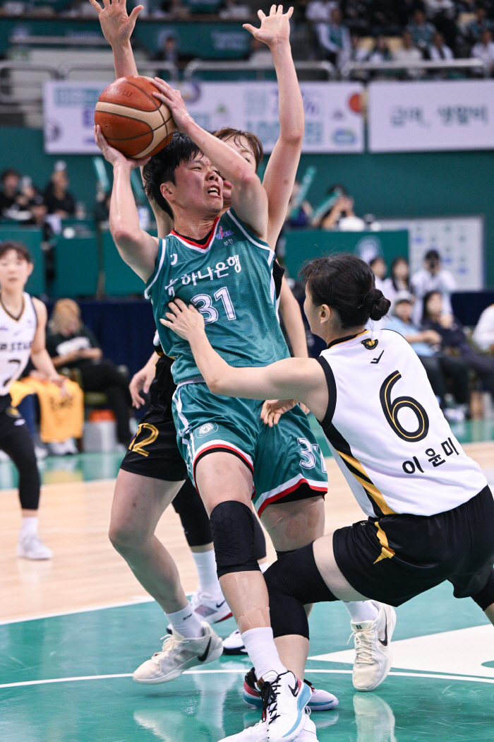  Rebellion of KB, the opening game! Hana Bank 64-56 rout. Heo Ye-eun  Kang Yi-seul, KB's Core, Hana Bank's powerful double post was crushed