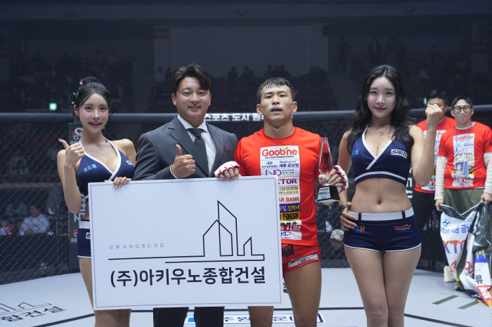 Park Joon-hyuk, CEO of Akiuno General Construction, awards the trophy to Han Yoon-soo, who won 