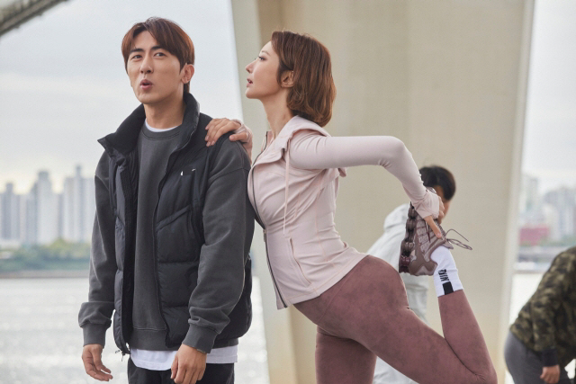 With short hair and legging spits, sexy comical charm explodes with Ko Jun-hee and Shin Dong-yeop