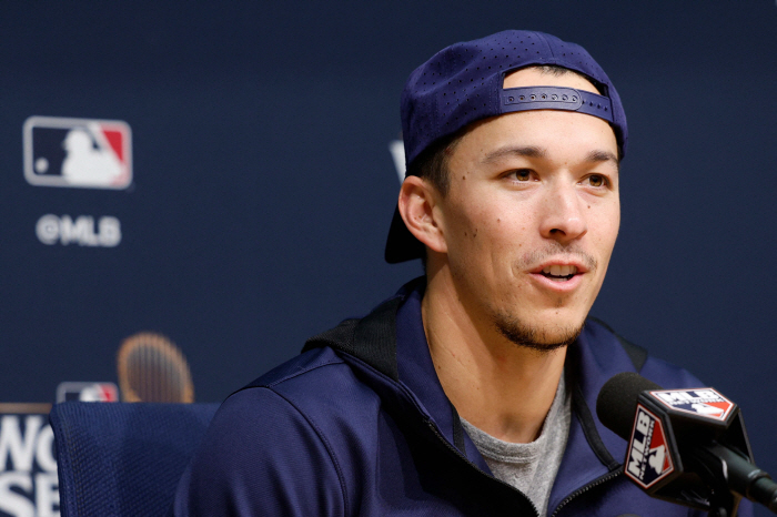 'The Big Leaguer Recognizes Me on the Street' Big Leaguer of Korean descent stands tall as Autumn Man