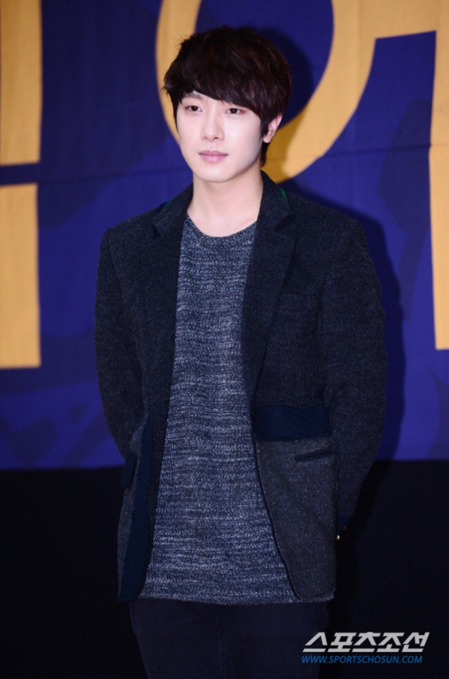 Did you go to the business with the fee for 'Sudol'?' Choi Min-hwan criticized..Lee Hong-ki's shield raised the board. 