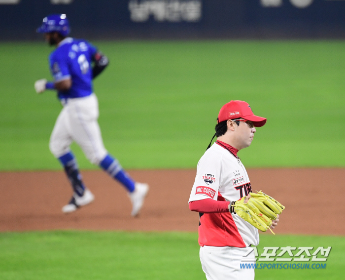 It went off in Gwangju, too...Samsung on the brink, Diaz-Kim Young-woong's back-to-back home run..hope saved again 