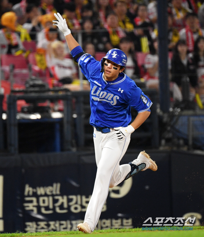 It went off in Gwangju, too...Samsung on the brink, Diaz-Kim Young-woong's back-to-back home run..hope saved again 